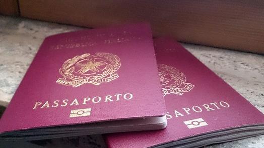 Passaporto e carta d’identità elettronica all'ufficio postale grazie al progetto di Poste Italiane (Foto Archivio)