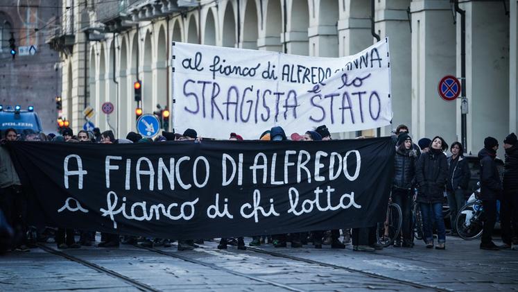 Il corteo degli anarchici per protestare per la detenzione in carcere di Cospito a Torino