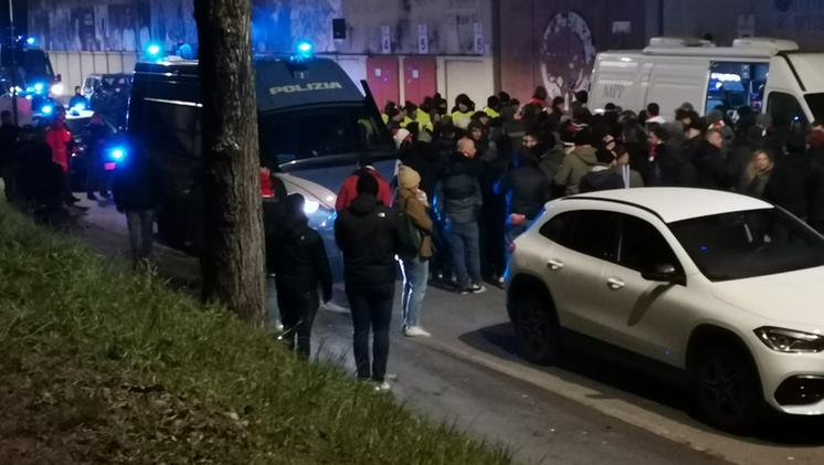 Vicenza-Novara, i tifosi all'esterno del Menti al termine della partita (foto TROGU)