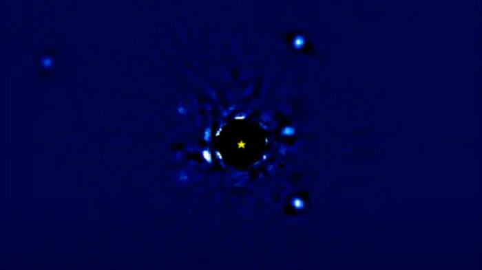 4 punti di luce sono i pianeti che orbitano intorno alla stella centrale, coperta da un disco nero per oscurarne la luminosità (fonte: Jason Wang/Northwestern University)