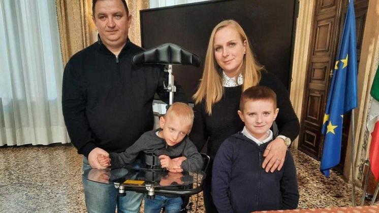 In sala Stucchi Pavle, assieme ai genitori e al fratellino, ha provato il dispositivo per la riabilitazione