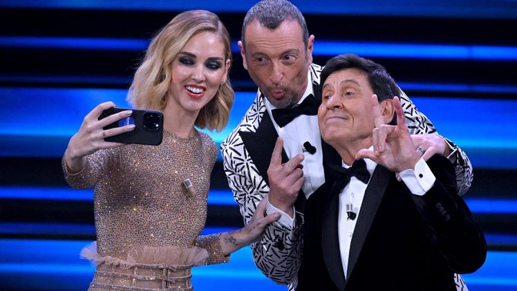Sanremo, il selfie sul palco dell'Ariston di Chiara Ferragni con Amadeus e Gianni Morandi (Foto ANSA)