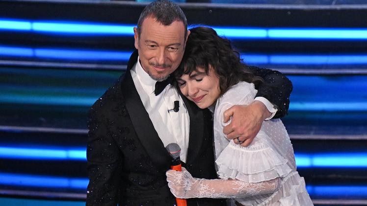 L'abbraccio tra Amadeus e Madame dopo l'esibizione dell'artista vicentina nella serata finale di Sanremo (Foto ANSA)