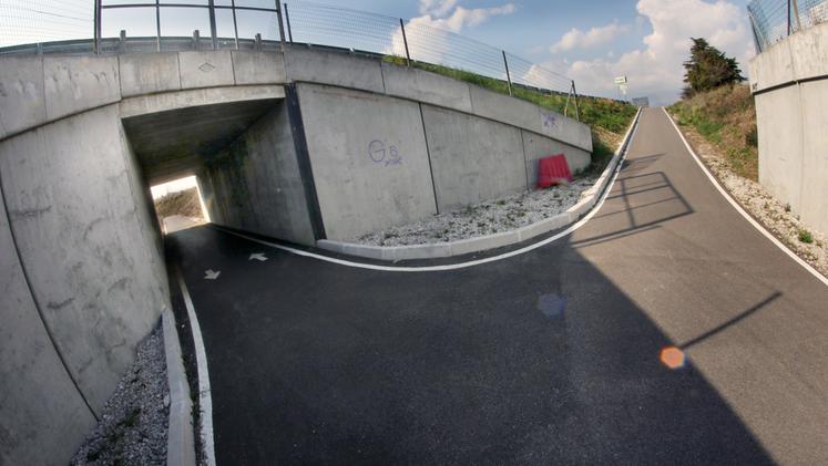 Il punto in cui è avvenuto il violento scontro fra biciclette lungo la pista ciclabile fra Breganze e Mirabella STELLA/CISCATO