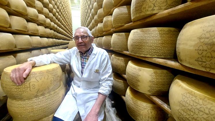 Girolamo Cunico tra i formaggi che rappresentano il mondo di cui è indiscusso protagonista. A.GR.