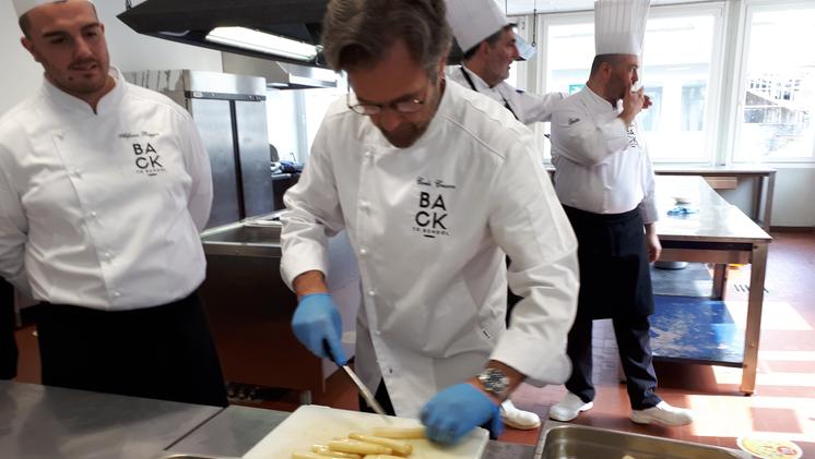 Carlo Cracco tra gli chef protagonisti del "Back to school" all'istituto Artusi (FOTO CRISTINA)