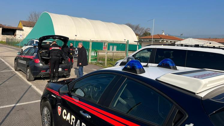 L’intervento dei carabinieri ieri agli impianti sportivi di Villaverla per fermare il pugliese (Foto Marco Billo)