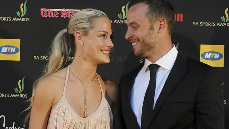 Oscar Pistorius in un momento felice con la fidanzata Reeva Steenkamp, che ha ucciso nel 2013