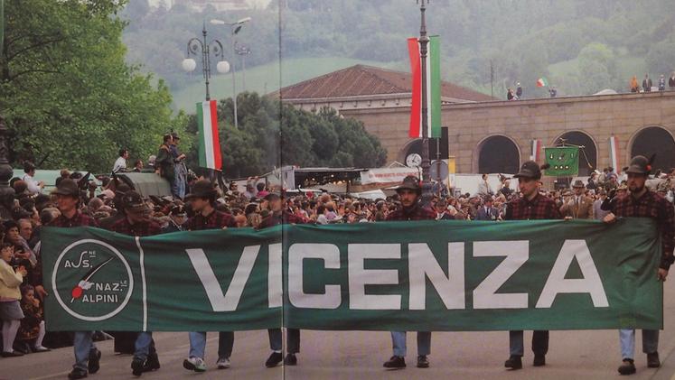 L’adunata del 1991: trentatré anni dopo, l'anno prossimo, a Vicenza tornerà a sfilare l’orgoglio alpino (Foto Archivio)