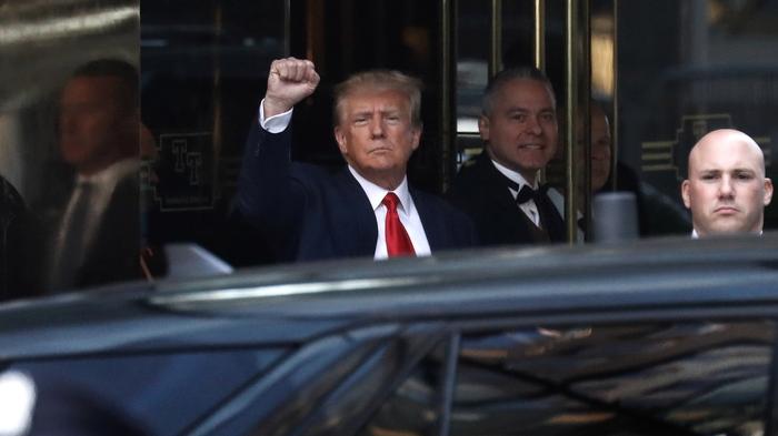 Il saluto di Donald Trump in tribunale a Manhattan (Foto ANSA)