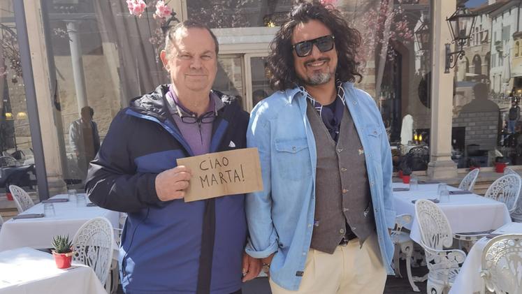 In posa con i fan Alessandro Borghese davanti al Danieli (Foto G, Ceccon)