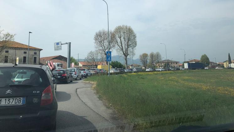 Un tamponamento tra auto ha ha mandato in tilt la circolazione sulla Strada Pasubio (Foto Alessia Zorzan)
